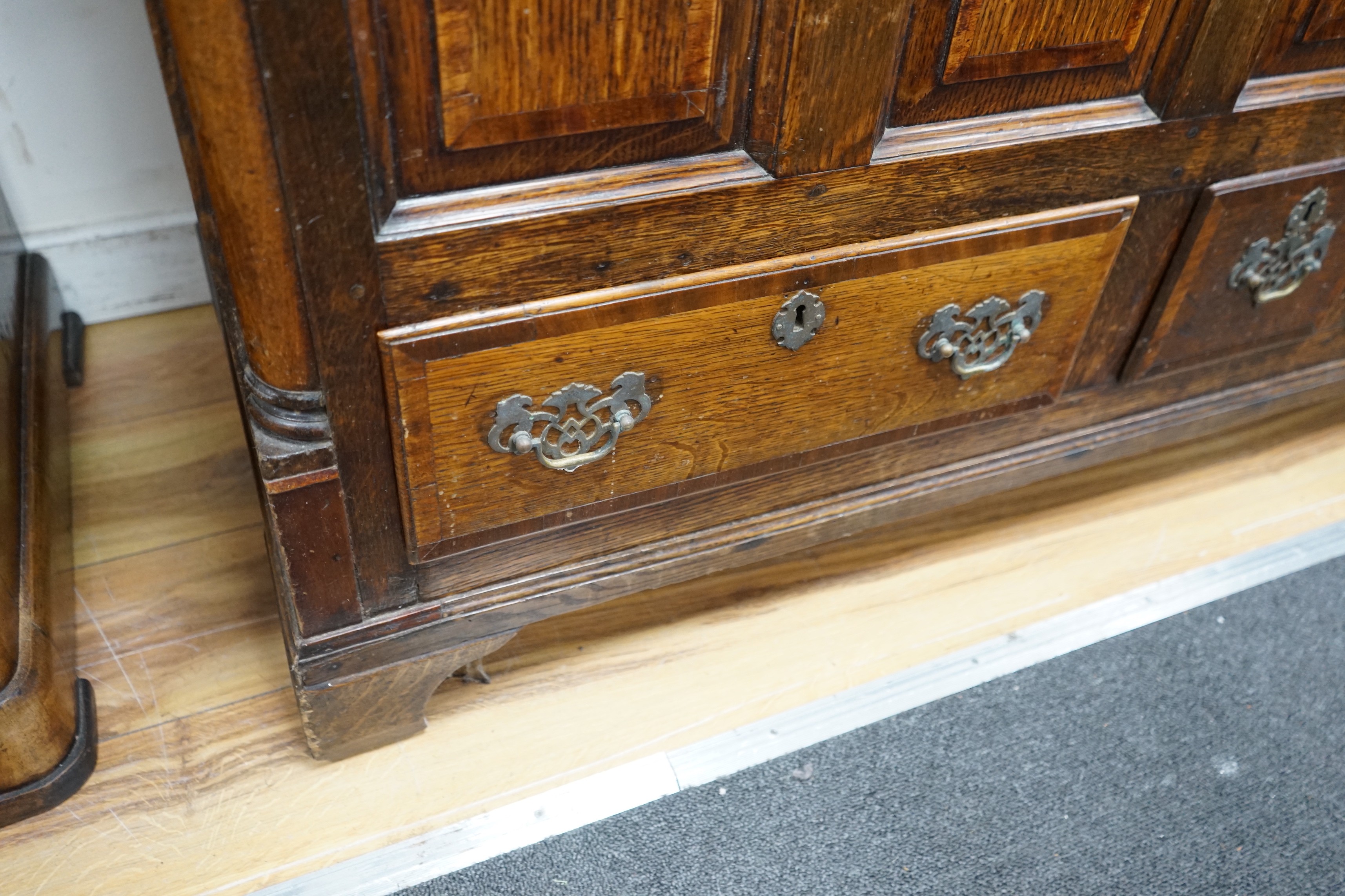 A George III mahogany banded oak mule chest, width 137cm, depth 55cm, height 85cm